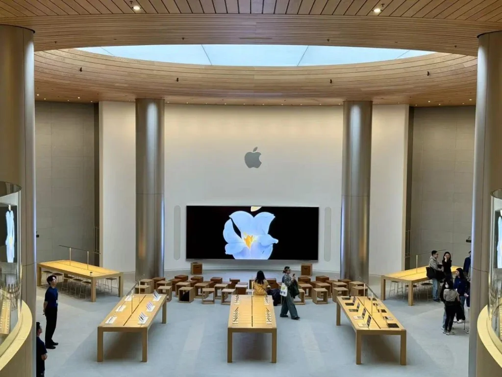 Apple's AI Siri Upgrade Stalled by EU and China Regulations
